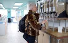 Image: woman using plastic free food dispenser at hisbe in brighton